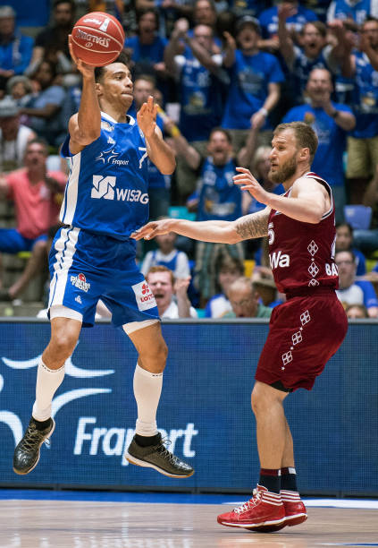 了后防线的 了后防线的